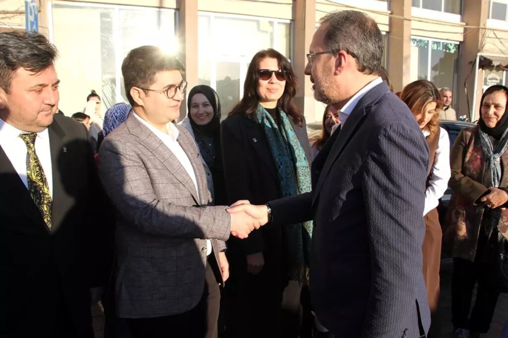 AK Parti İzmir Milletvekili Kasapoğlu, Kula AK Parti’nin düzenlediği iftara katıldı
