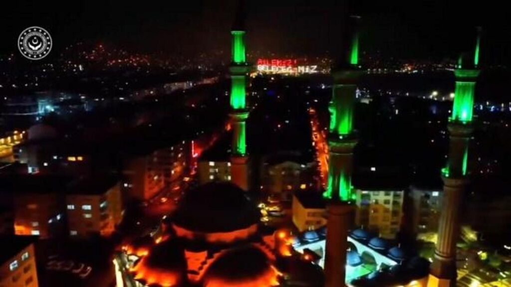 Ramazanın ikinci yarısında mahyalar, “Aile Yılı” için yanıyor
