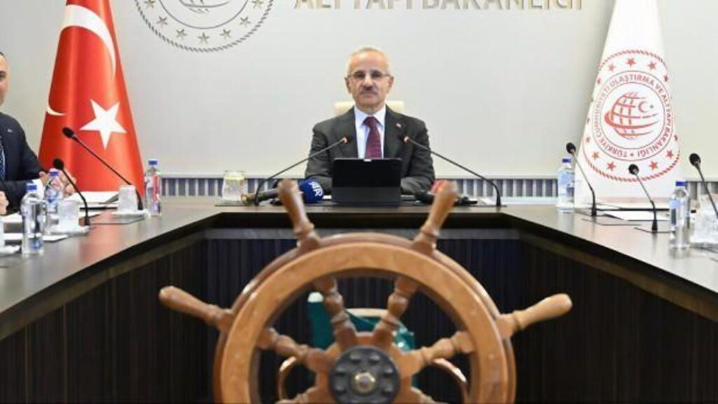 Türkiye’nin deniz dibi filosuna taze kan: DÖKER-1 gemisi denizle buluştu