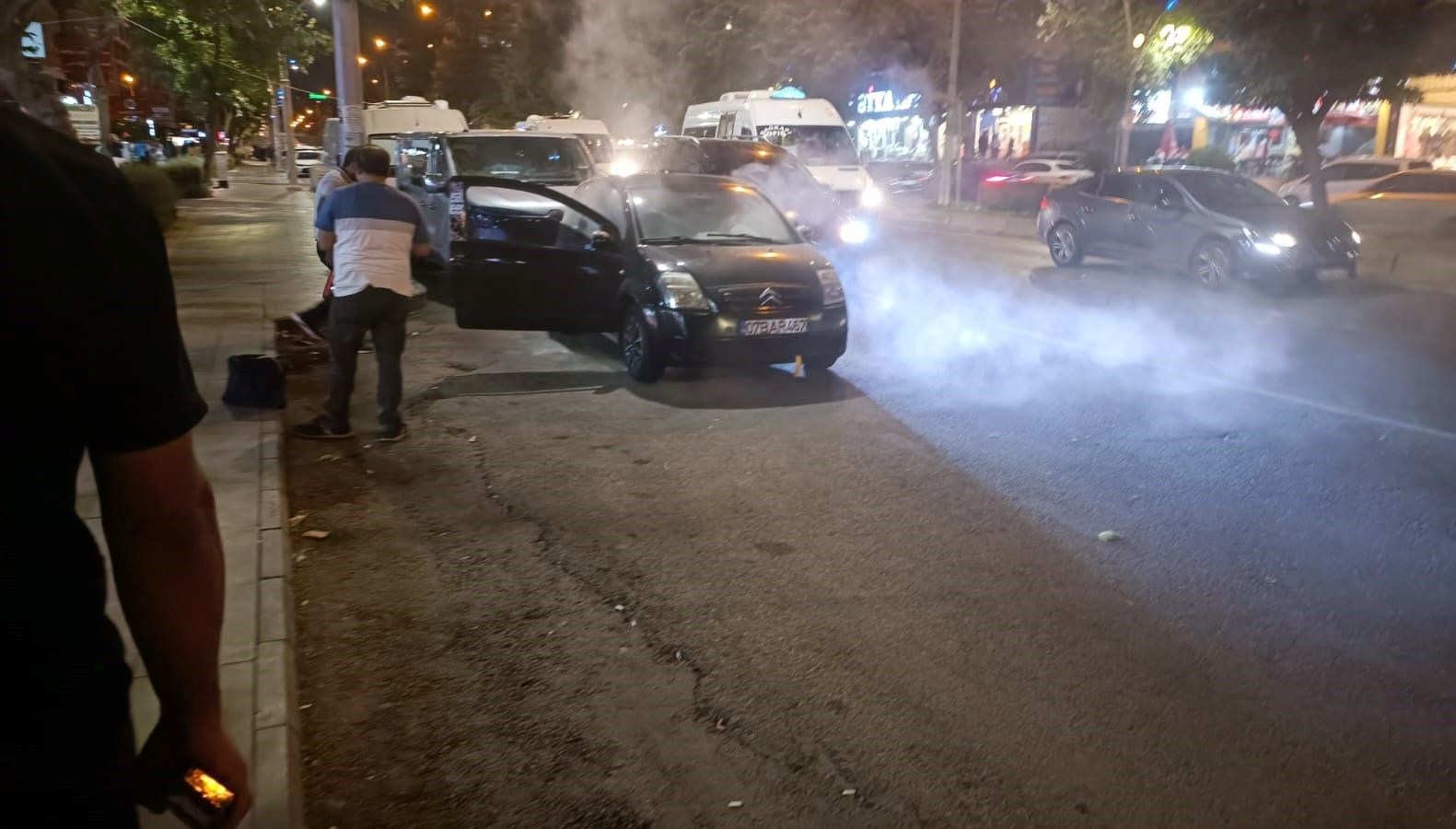 duman yukselen otomobil alev almadan sonduruldu vQqR3PDN