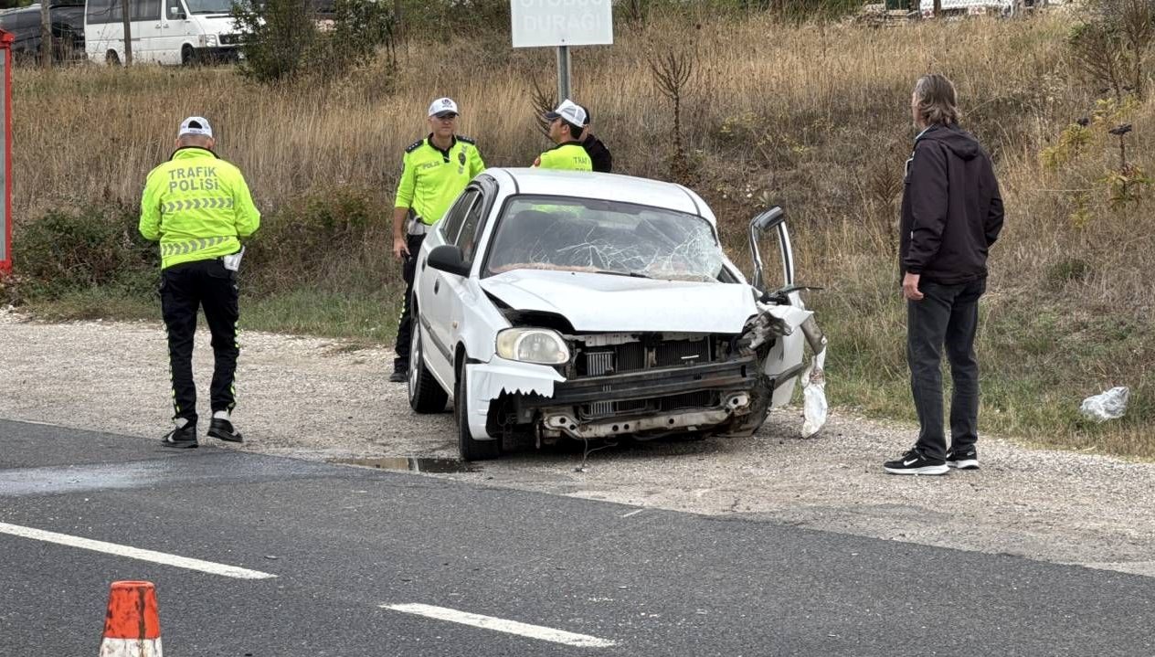 yol supurme aracina carpti otomobil surucusu yaralandi VSEZyB8B