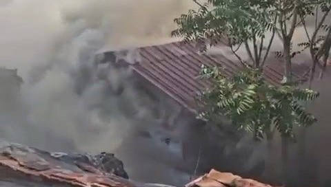 beyoglunda gecekondu alev alev yandi iX4JR3jl