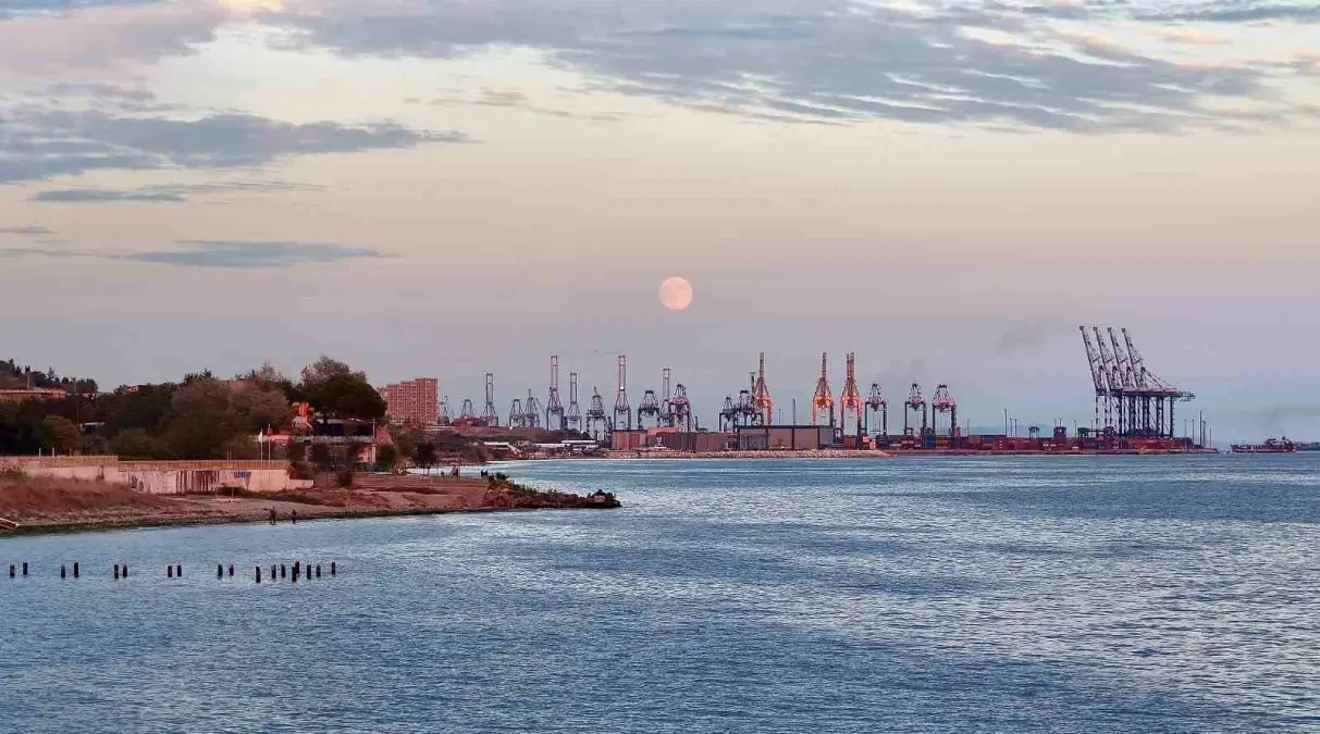 istanbulda dolunay ambarli limaninda kartpostallik manzara olusturdu huOXxtwK