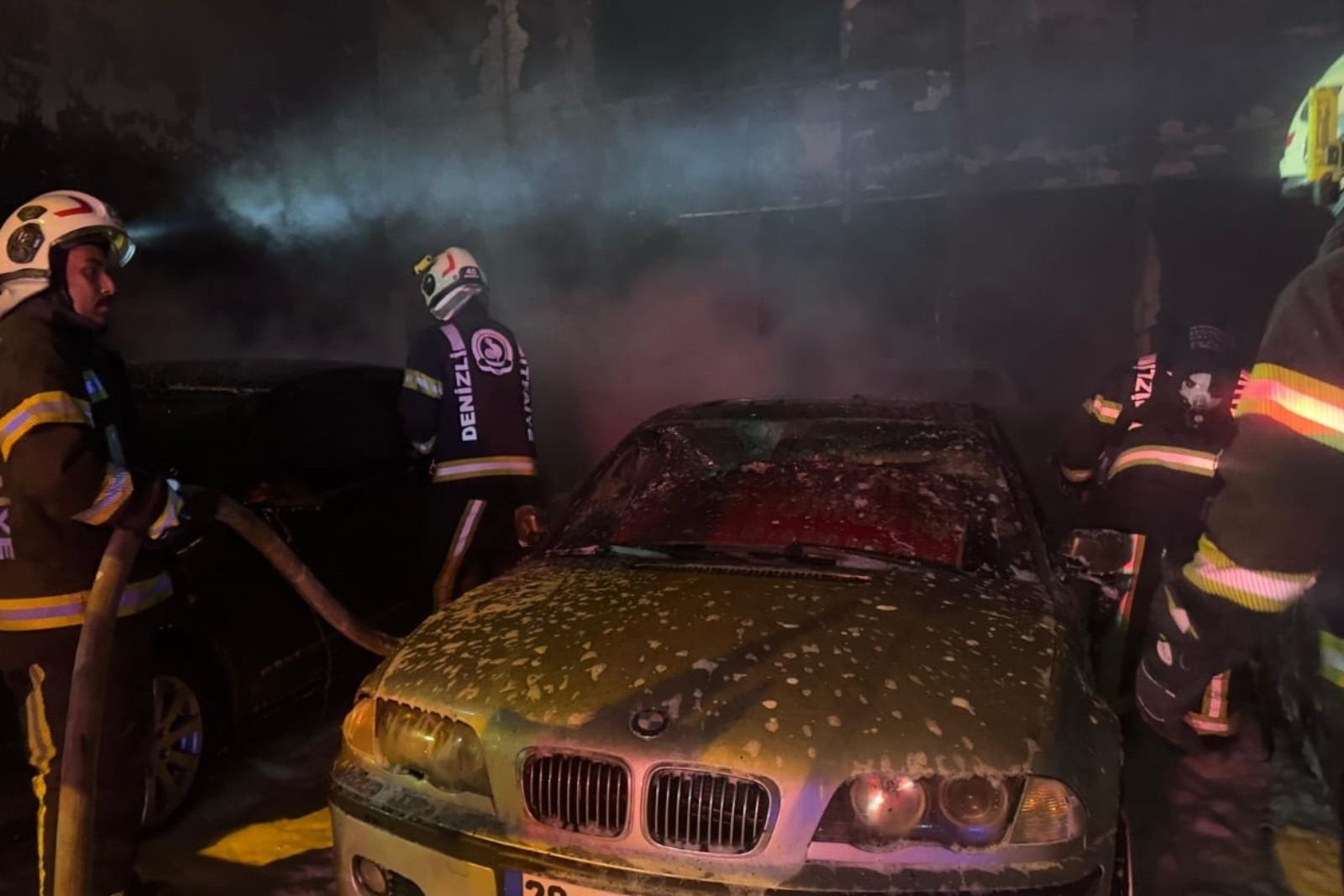 denizlide oto galeride 5 luks otomobil yanarak zarar gordu dk6Hmz8x.jpg