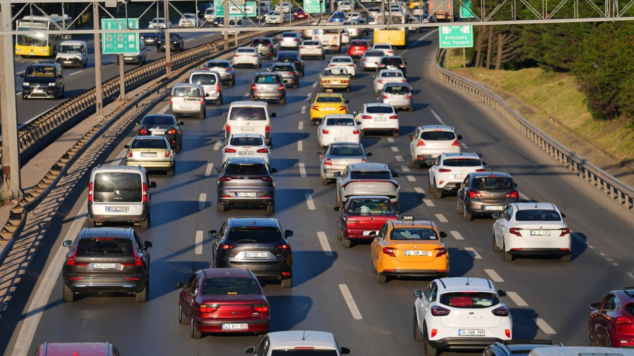 istanbulda haftanin ilk is gunu trafigi yogunluk yuzde 73e ulasti IR8AfV22.jpg